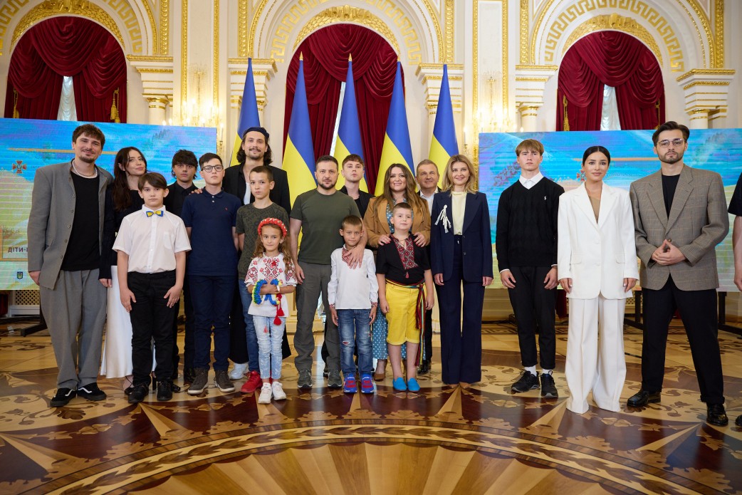 7-летняя украинка купила для воинов ВСУ 4 авто, дроны и Starlink, делая веночки (видео и фото)