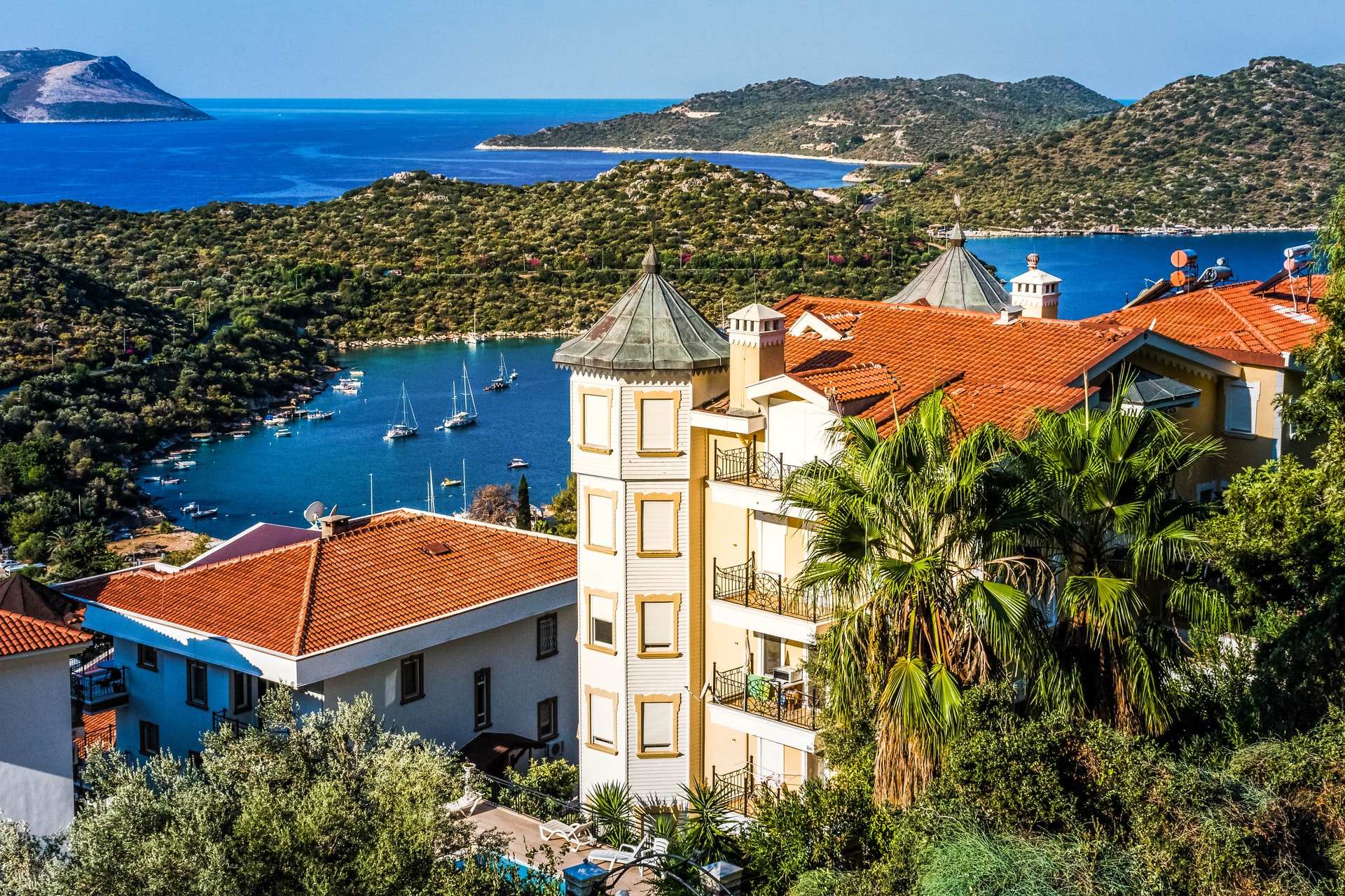 Евакуація до моря. У курортній Анталії прийняли перших біженців із дитячих будинків України