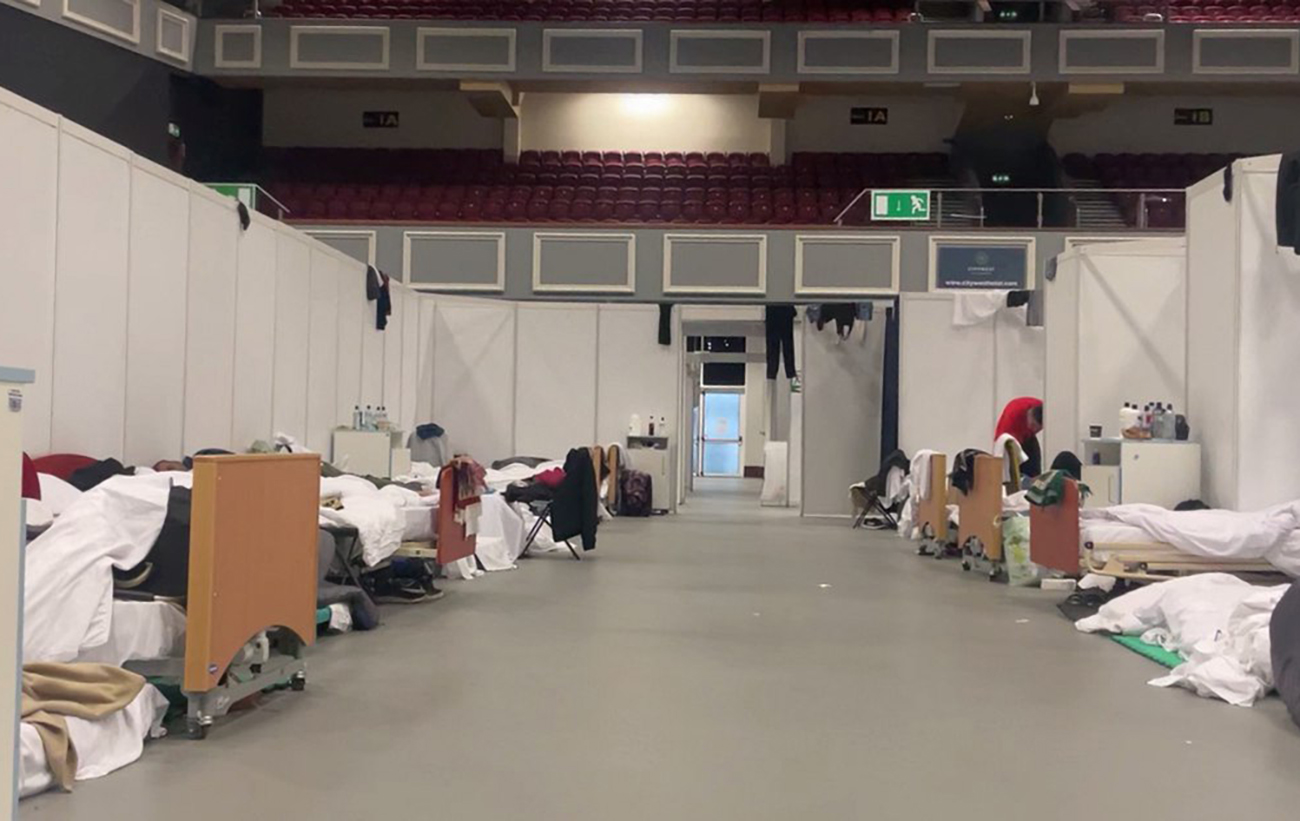 Некоторые спят на улице. Отели в Ирландии начали отказываться от беженцев