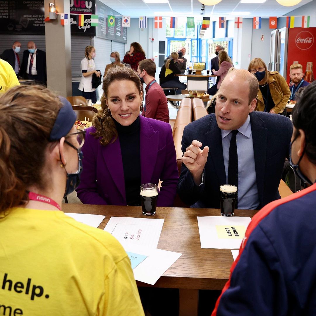 Брючний костюм і гольф: Кейт Міддлтон вийшла в світ в бездоганному осінньому образі
