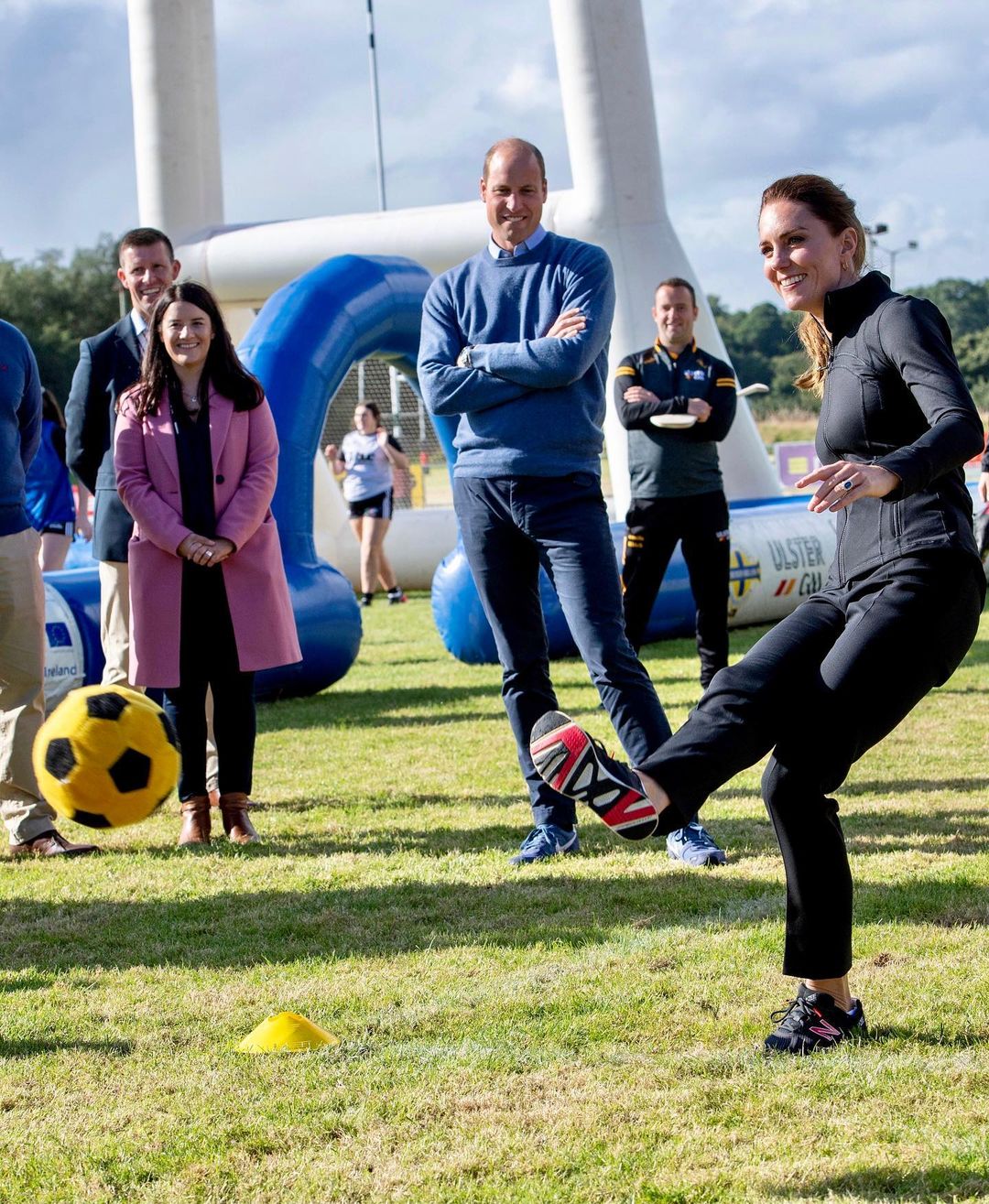 Брючний костюм і гольф: Кейт Міддлтон вийшла в світ в бездоганному осінньому образі