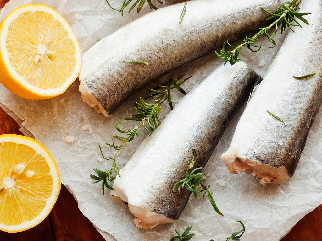 І це не короп. Названо найкориснішу рибу, яку зазвичай їдять на свята