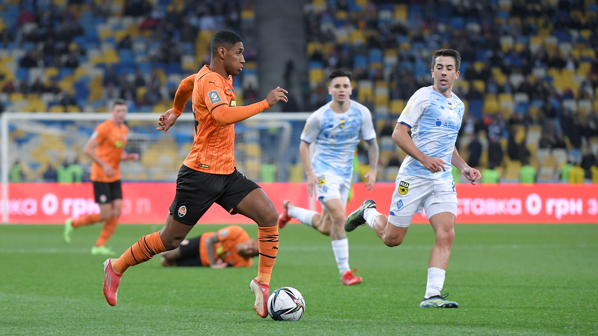 Український футбол на паузі. "Усе для фронту, все для перемоги" та клята невідомість