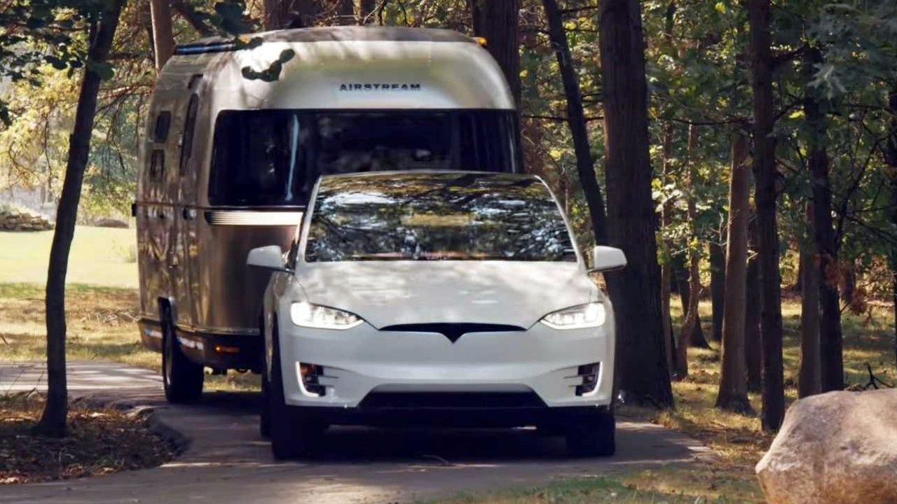 Управляется голосом и ездит сам по себе: представлен автономный электрический дом на колесах