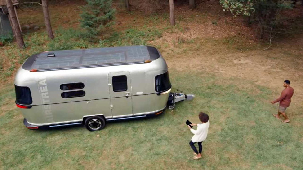 Управляется голосом и ездит сам по себе: представлен автономный электрический дом на колесах