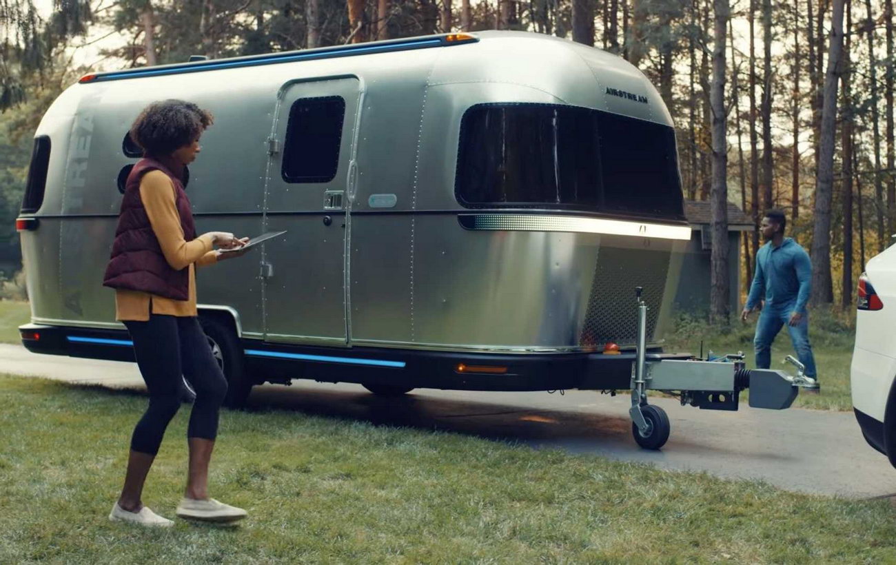 Управляется голосом и ездит сам по себе: представлен автономный электрический дом на колесах