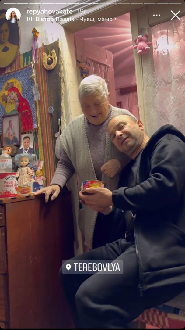 Виктор Павлик показался со своей 83-летней мамой, на которую похож, как две капли воды (фото)