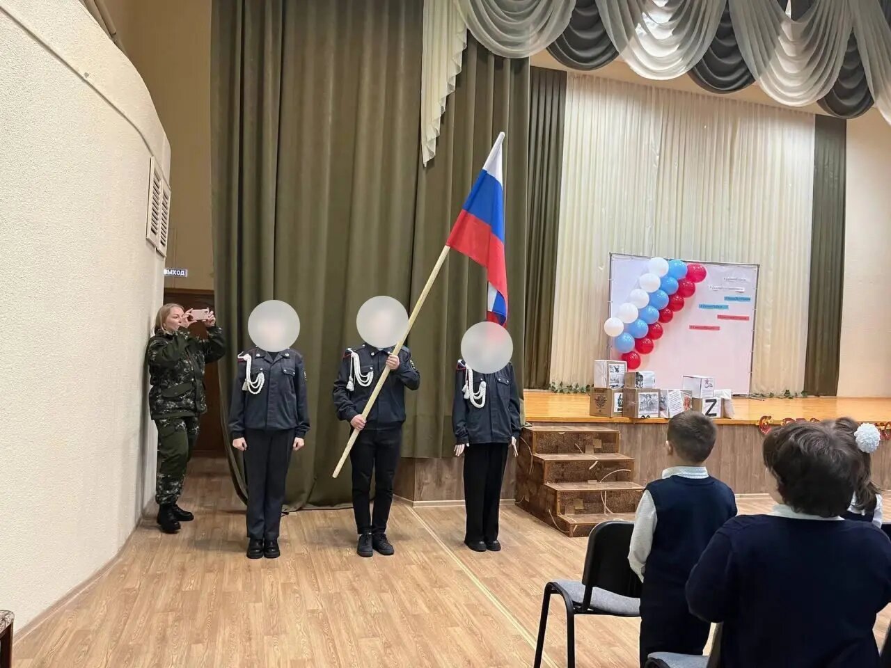 "Все радовались и аплодировали": в России школьников заставили зиговать (видео)