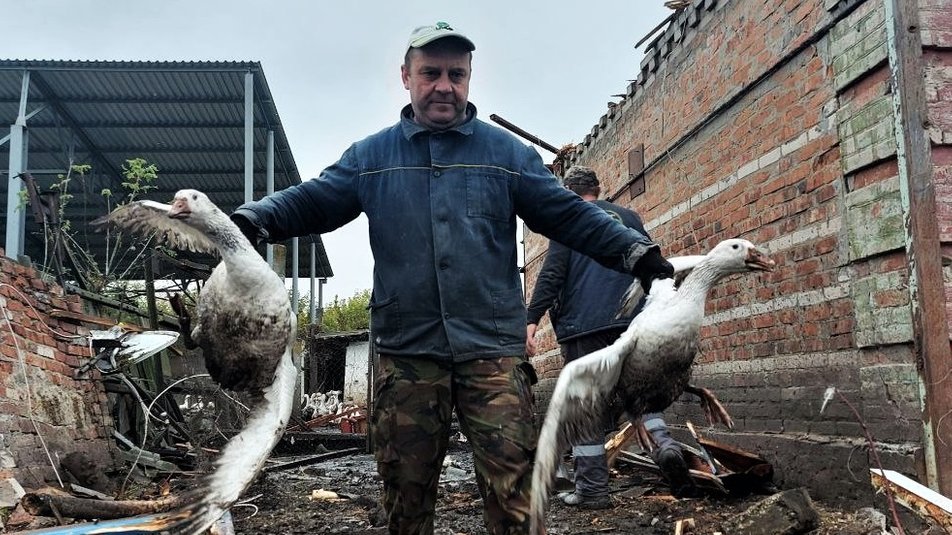 У Харківській області батько на місці обстрілу знайшов фото загиблої доньки: неможливо стримати сліз