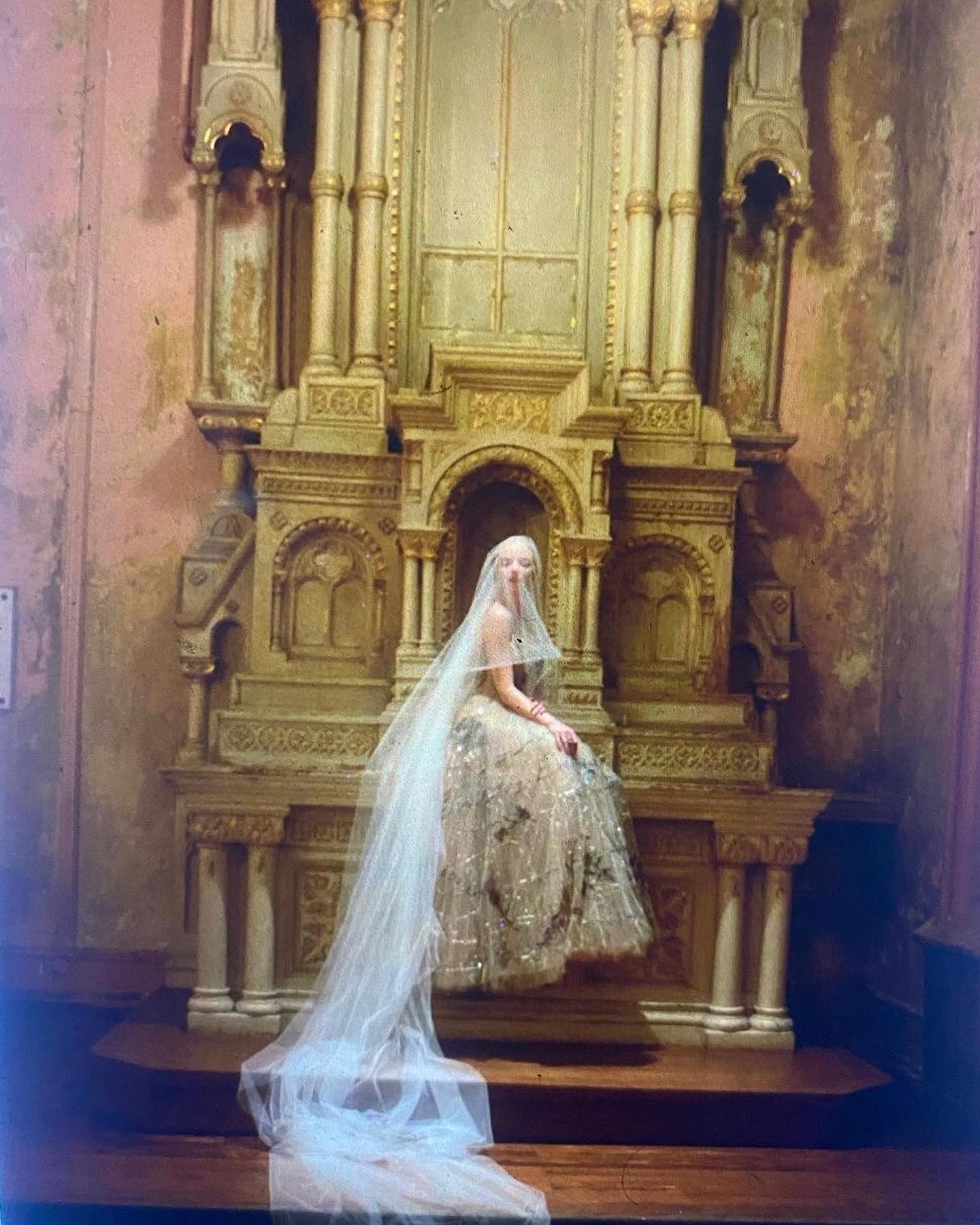 Звезда сериала "Ход королевы" показала кадры с тайной свадьбы