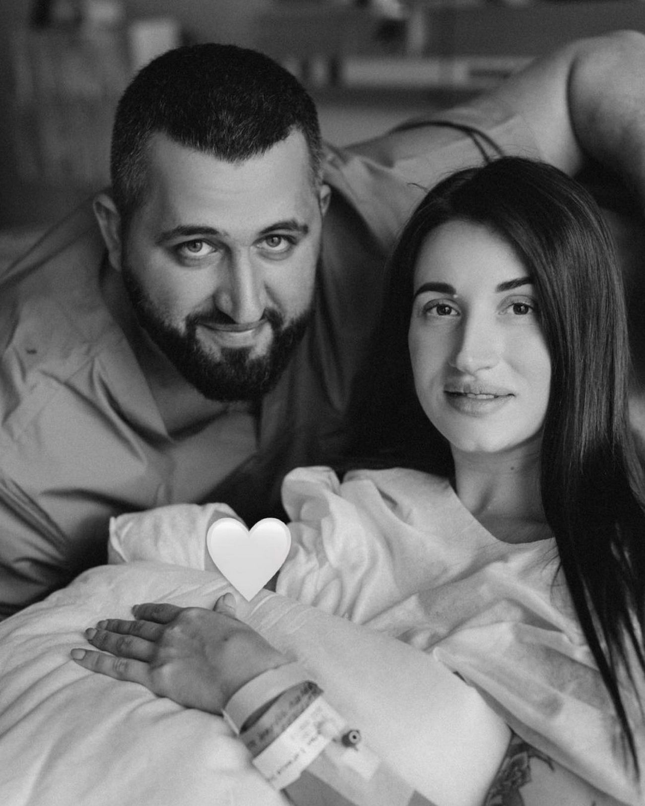 "Роды были крутые": известная снайперша Евгения Эмеральд стала мамой