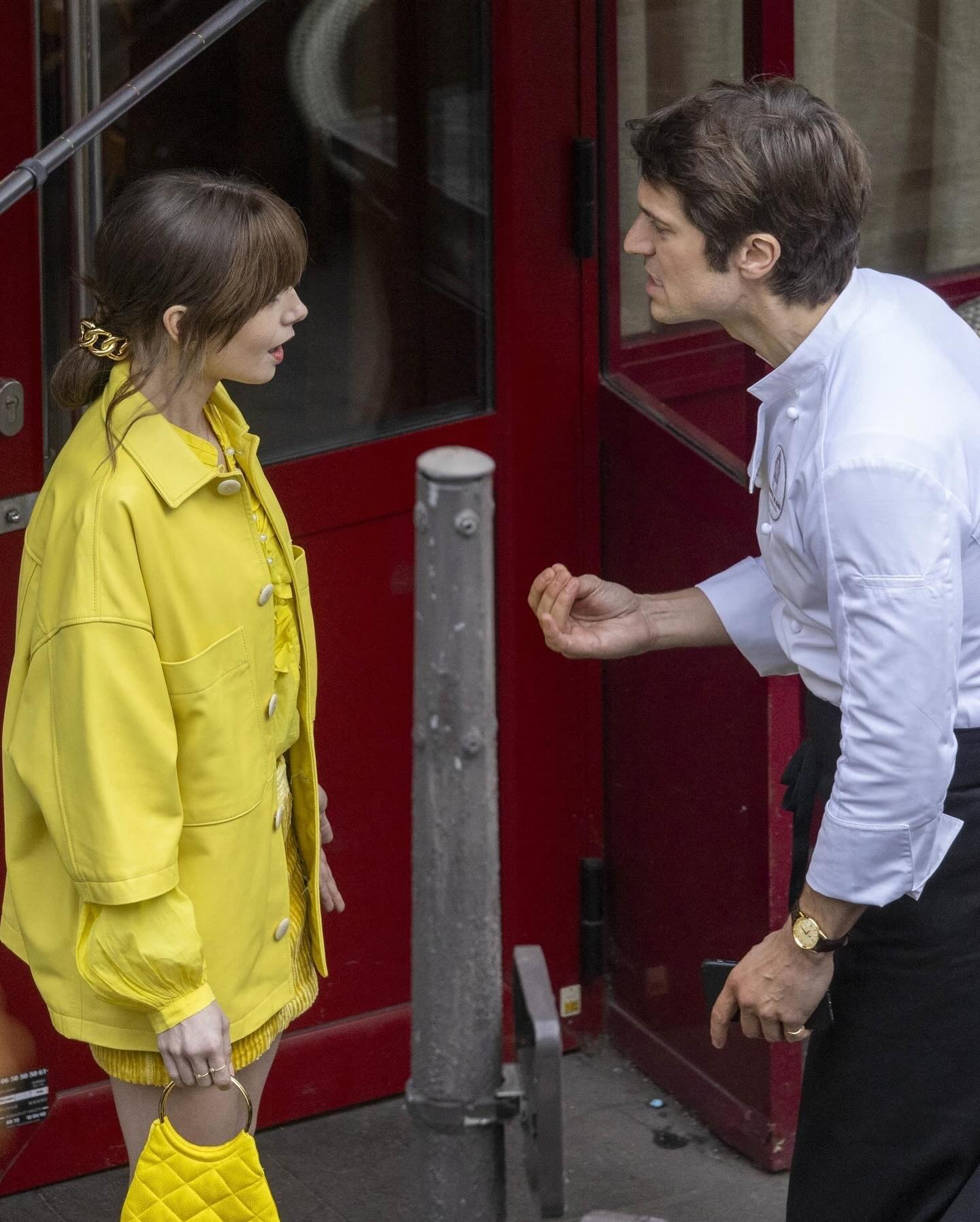 Звезды сериала "Эмили в Париже" показали фото со съемок в цветах украинского флага