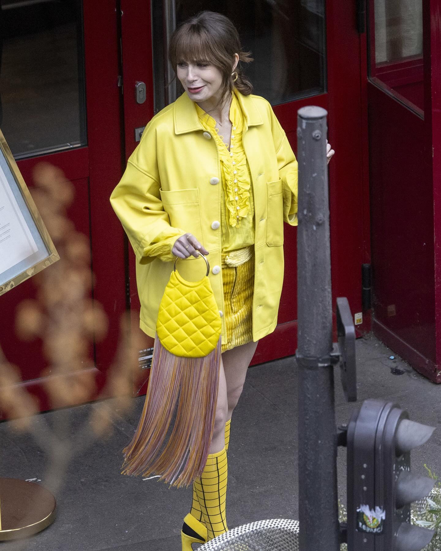 Звезды сериала "Эмили в Париже" показали фото со съемок в цветах украинского флага