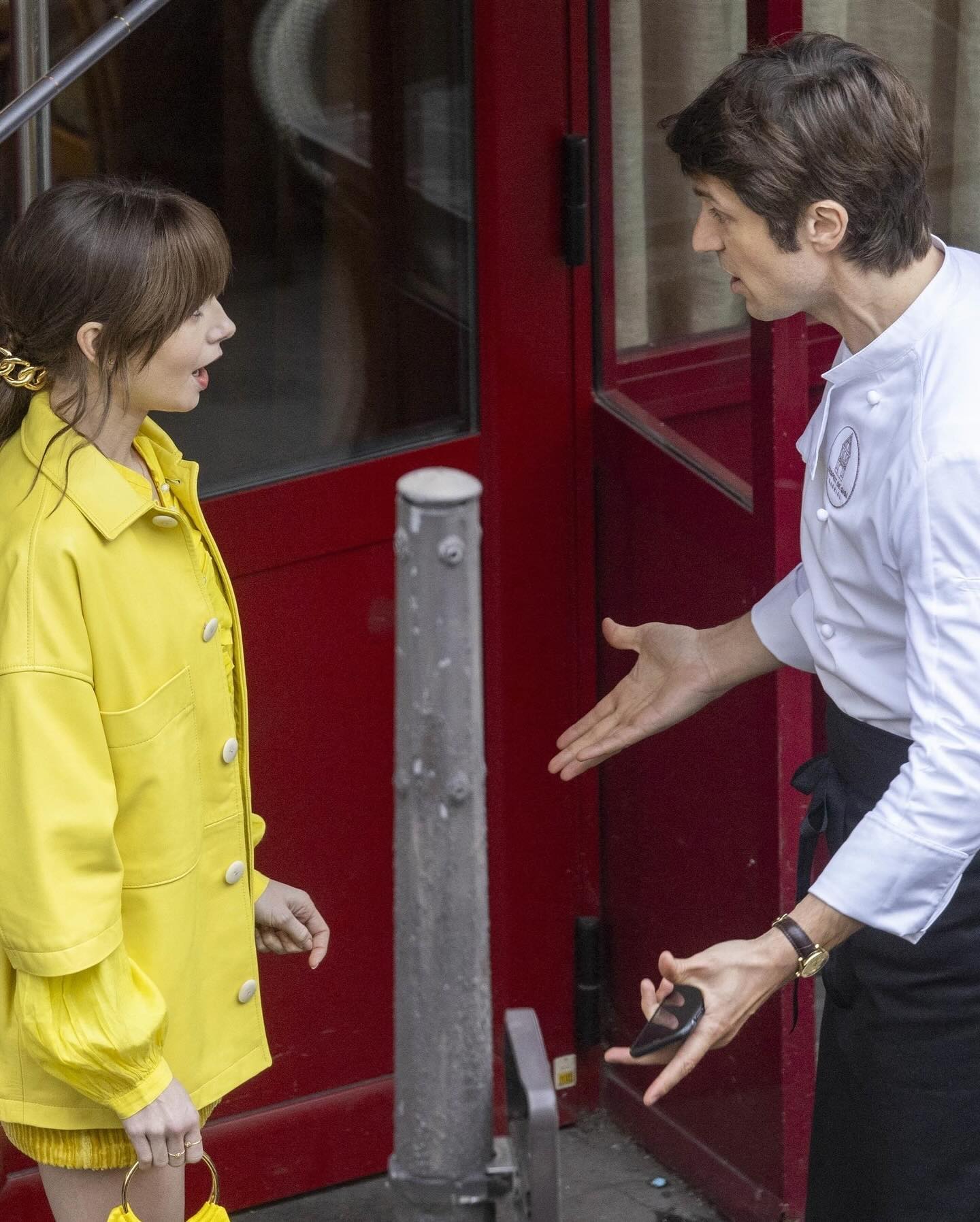 Звезды сериала "Эмили в Париже" показали фото со съемок в цветах украинского флага