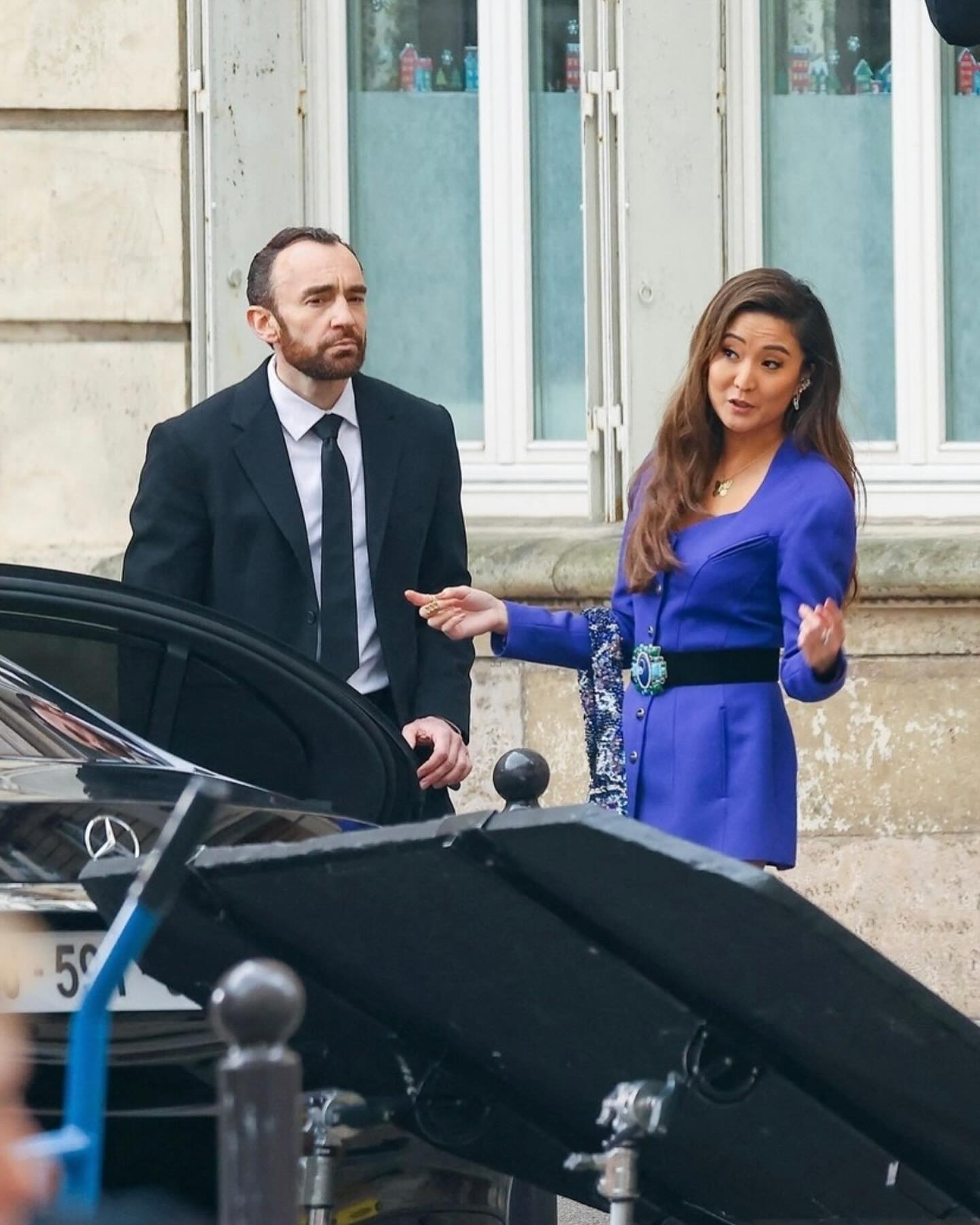 Звезды сериала "Эмили в Париже" показали фото со съемок в цветах украинского флага