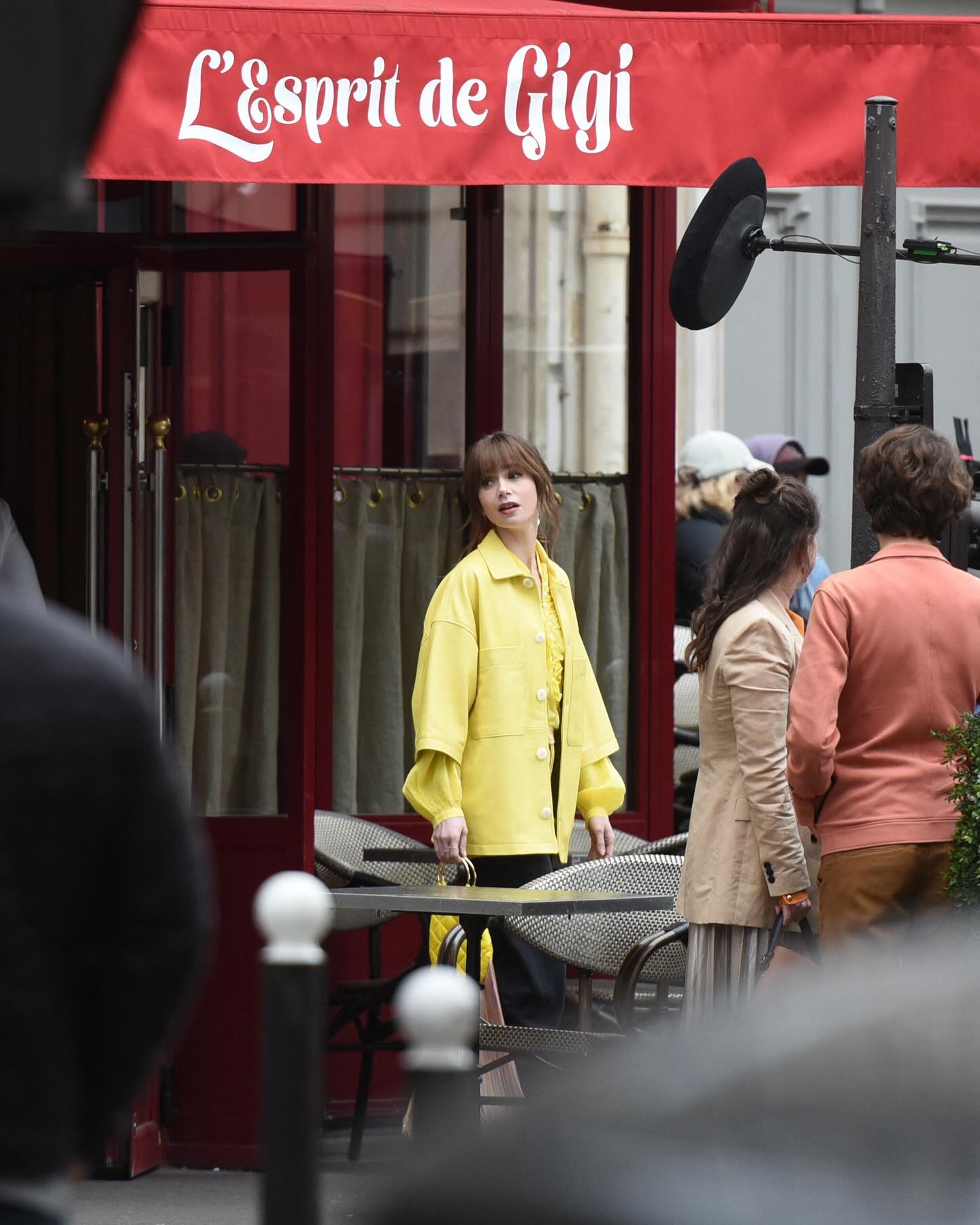 Звезды сериала "Эмили в Париже" показали фото со съемок в цветах украинского флага