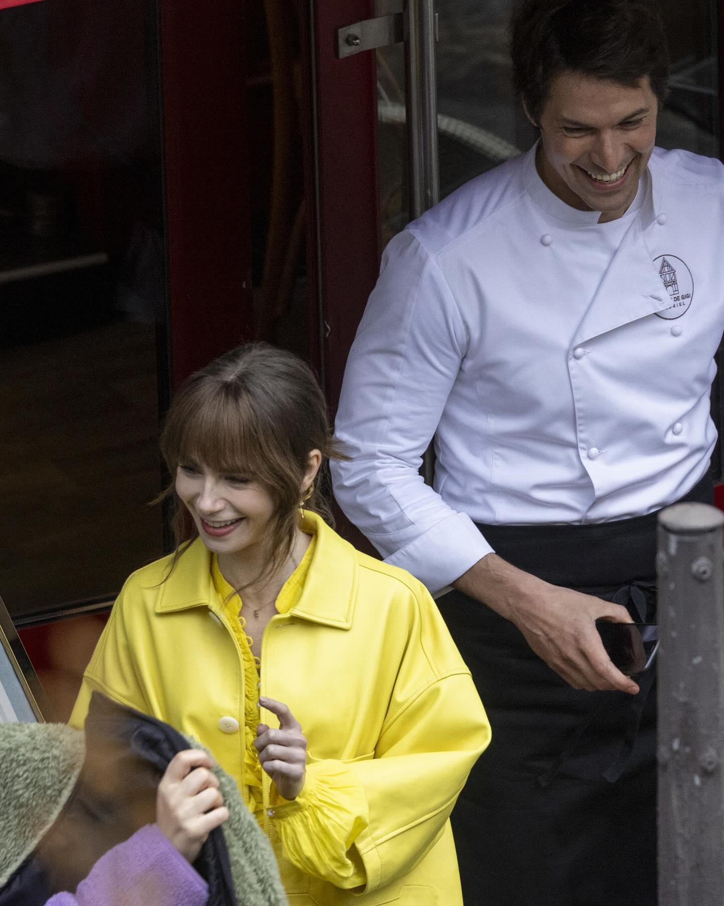 Звезды сериала "Эмили в Париже" показали фото со съемок в цветах украинского флага