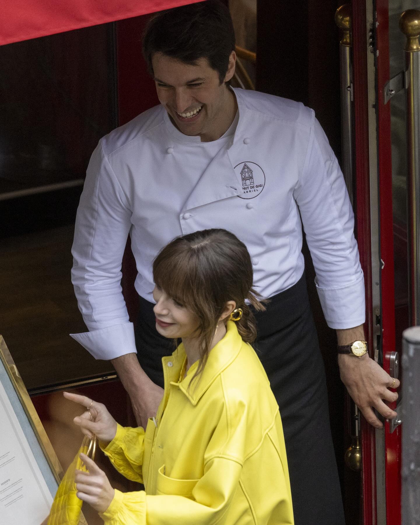 Звезды сериала "Эмили в Париже" показали фото со съемок в цветах украинского флага