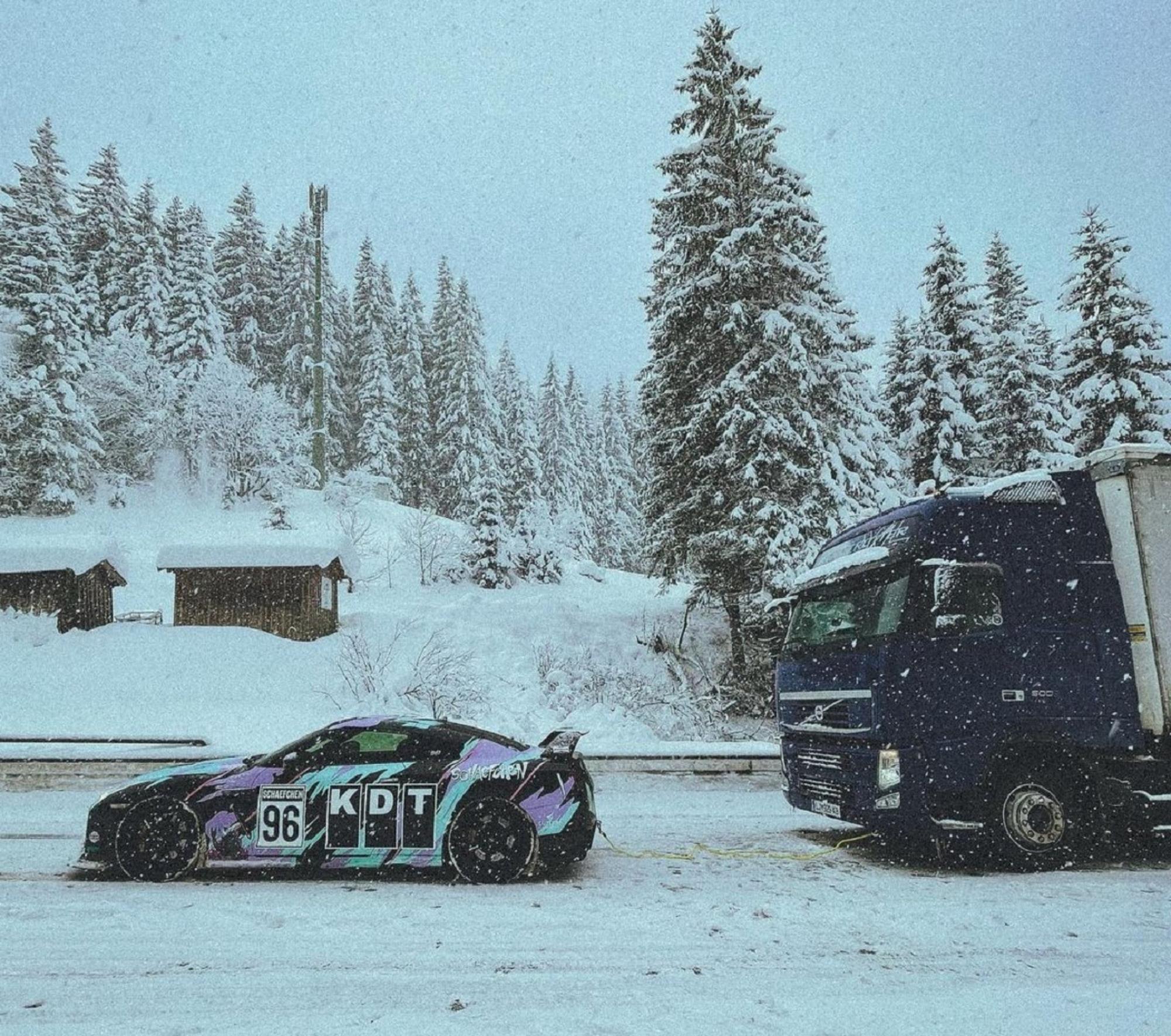 Давид и Голиаф: 1000-сильный суперкар Nissan GT-R вызволил фуру из снежного плена