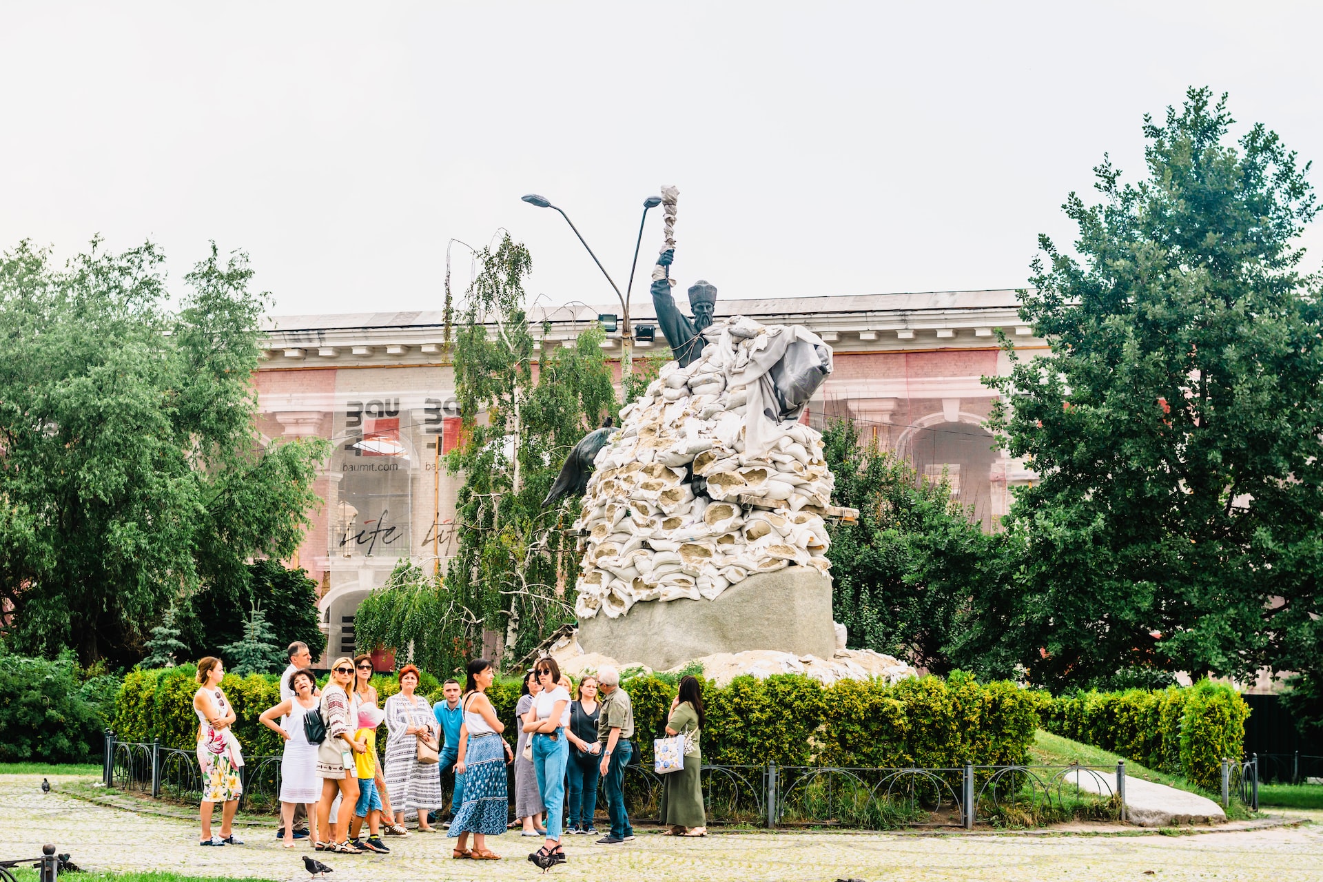 "Некому продавать". Что происходит с туризмом в Украине из-за войны