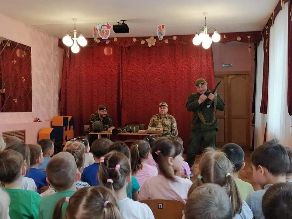 Методи НКВС і павлики морозови: у Росії "промивають" мізки дітям у садочках