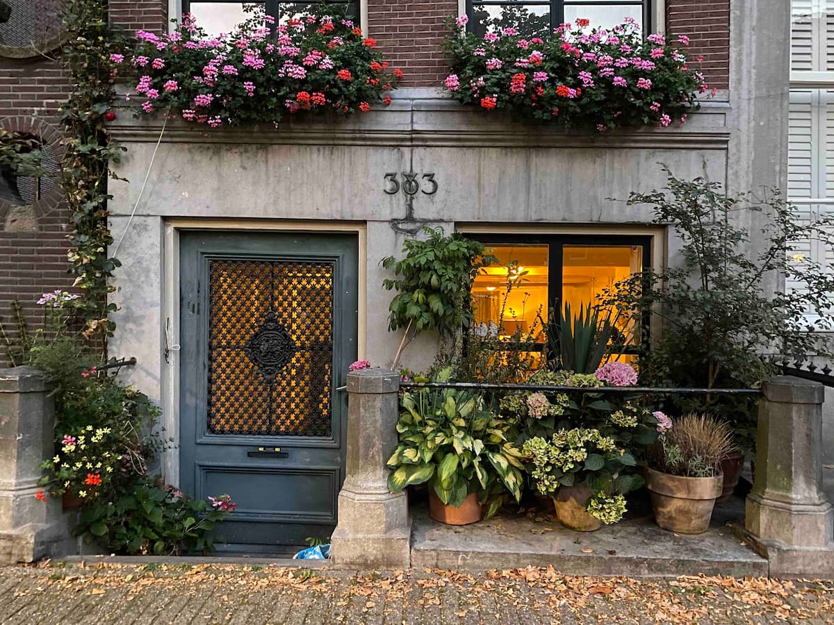 Колоритні готелі та будиночки 17 століття. У скільки обійдеться мандрівка до Амстердаму після рекордного спаду цін