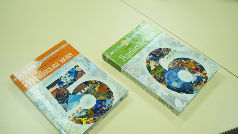 Учитель прямо в окопе написал учебник по украинскому языку. Его уже издают для школьников (фото)