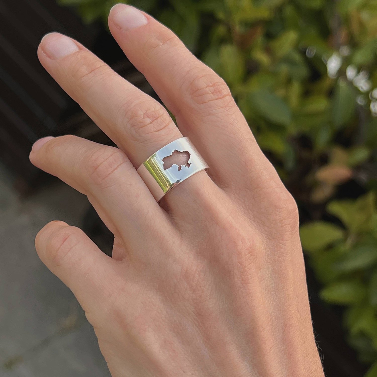 Анджеліна Джолі носить українську каблучку за 1500 грн (фото)