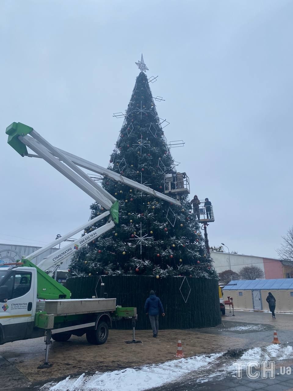 В Буче после оккупации установили елку: будет ли большое празднование (фото)