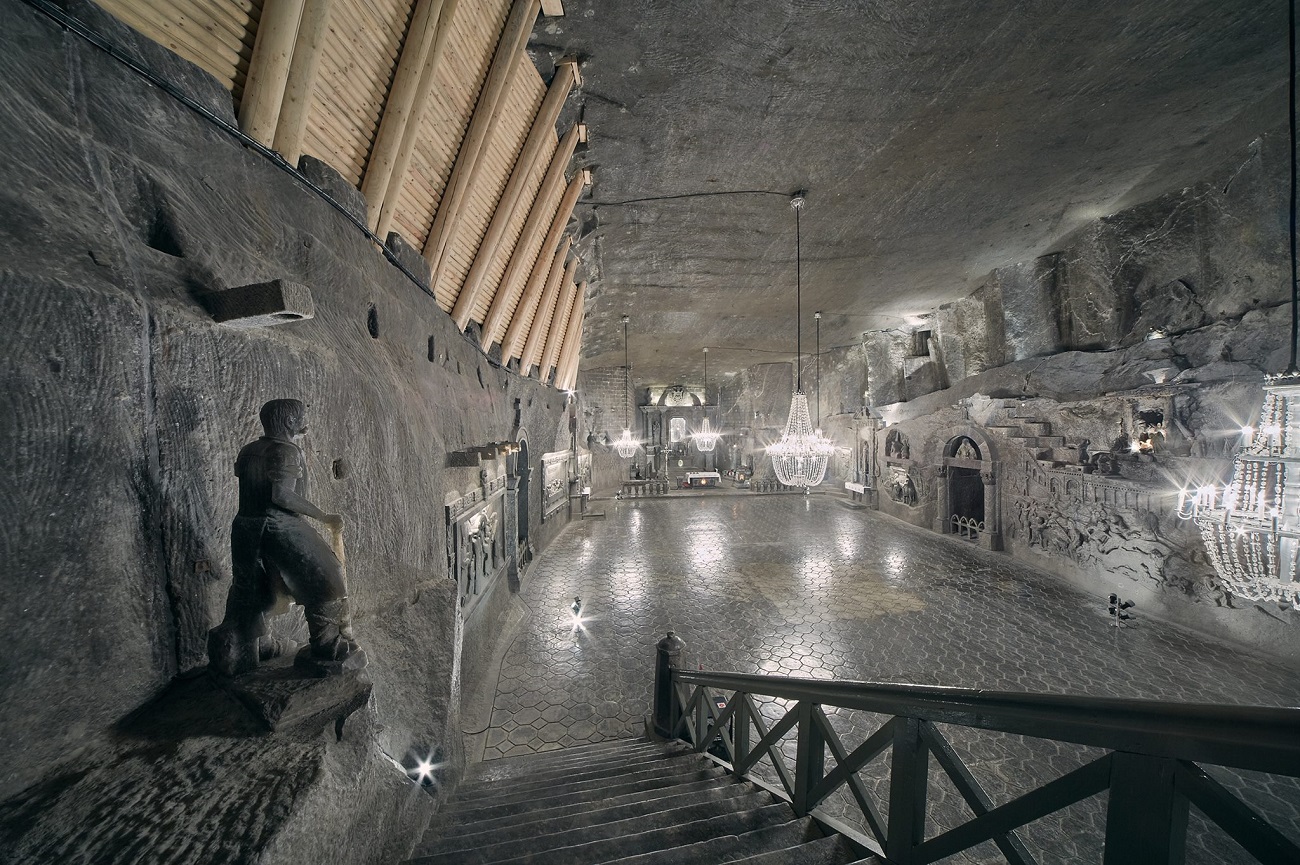 Соляна шахта. Wieliczka Salt mine Краков. Соляная шахта Величка соледобытчики. Ужасы соляной Шахты Величка. Величка соляная шахта лифт.