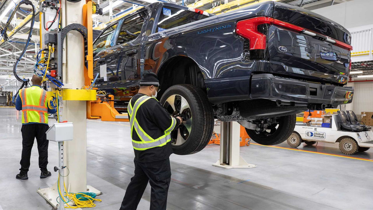 Попит зашкалює: Ford подвоїть випуск електричних пікапів F-150