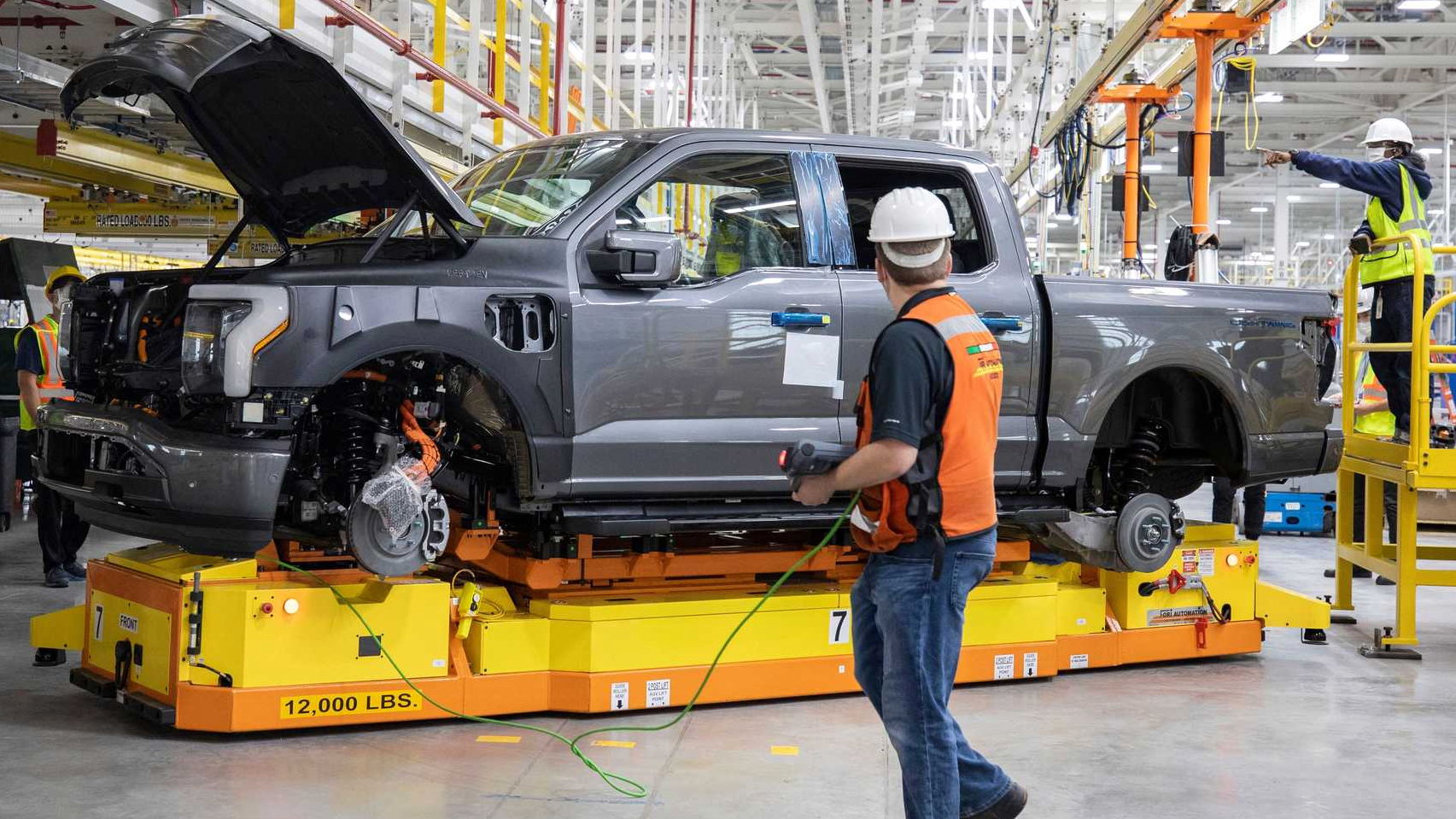 Попит зашкалює: Ford подвоїть випуск електричних пікапів F-150