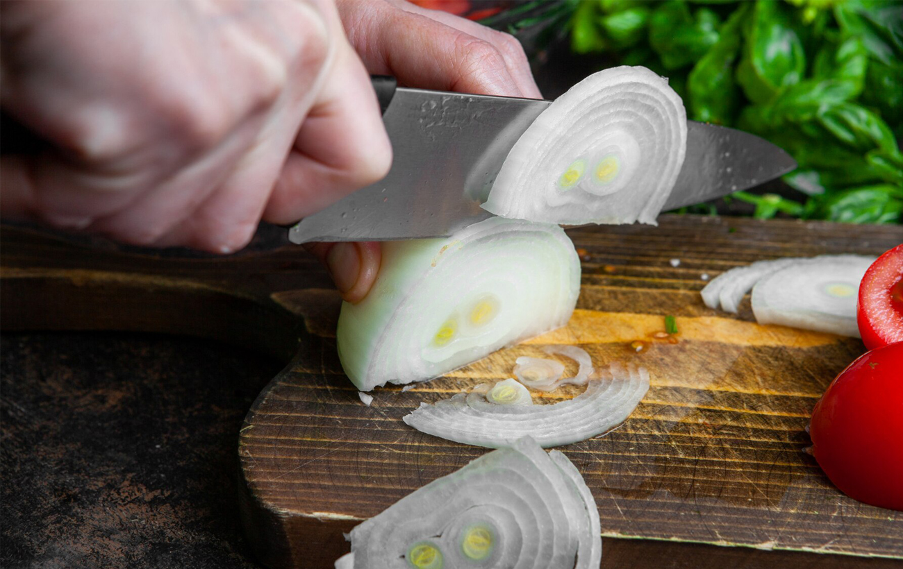 Буде хрумкою та солодкою: найкращі способи замаринувати цибулю для оселедця та салату