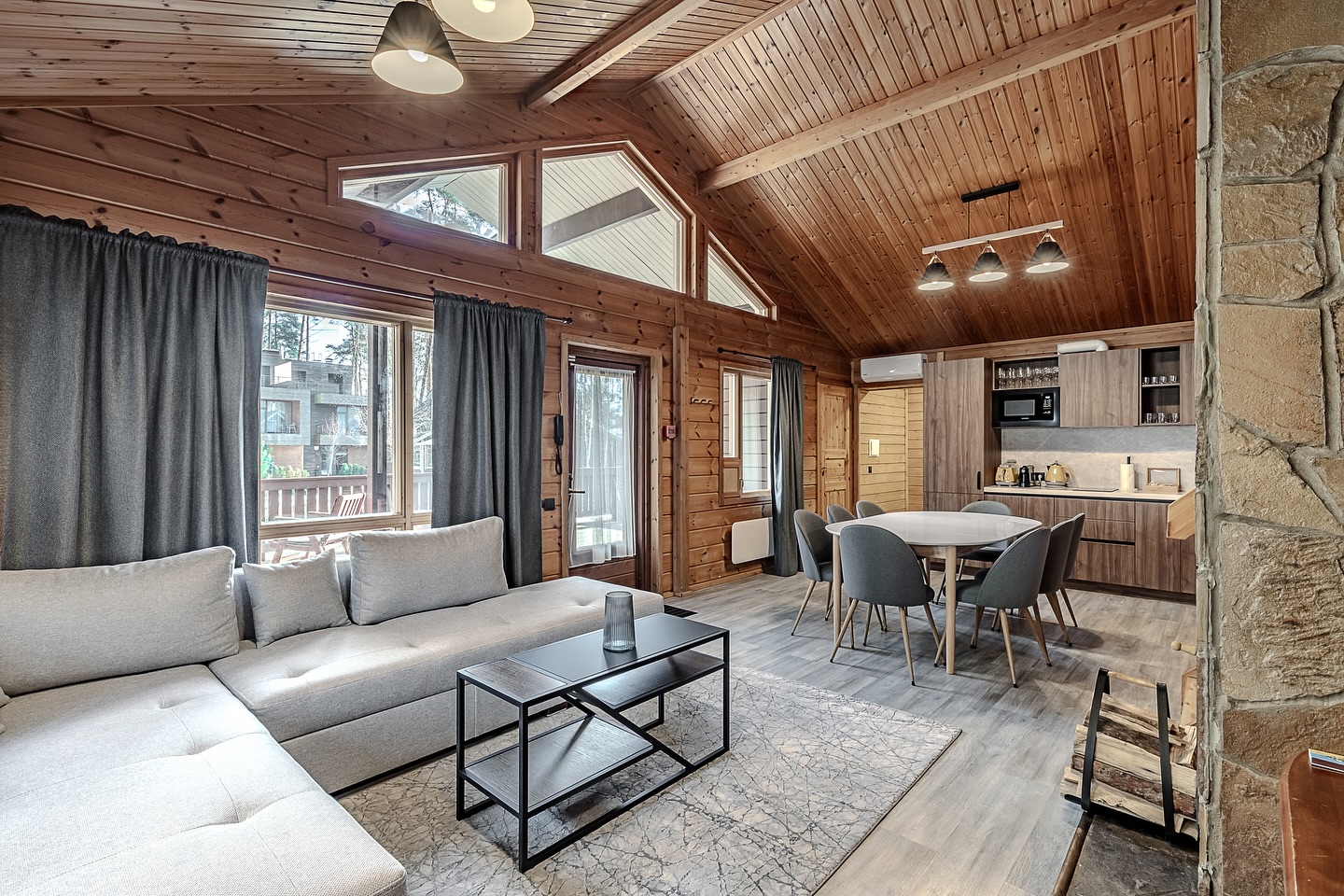 10 заміських будинків і комплексів для відпочинку під Києвом: скільки коштує оренда та як дістатися