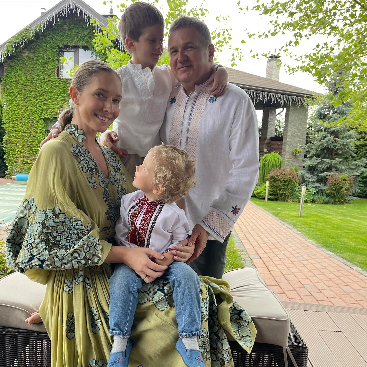 Вышиванки и не только. В каких нарядах украинские знаменитости встречают Пасху (фото)