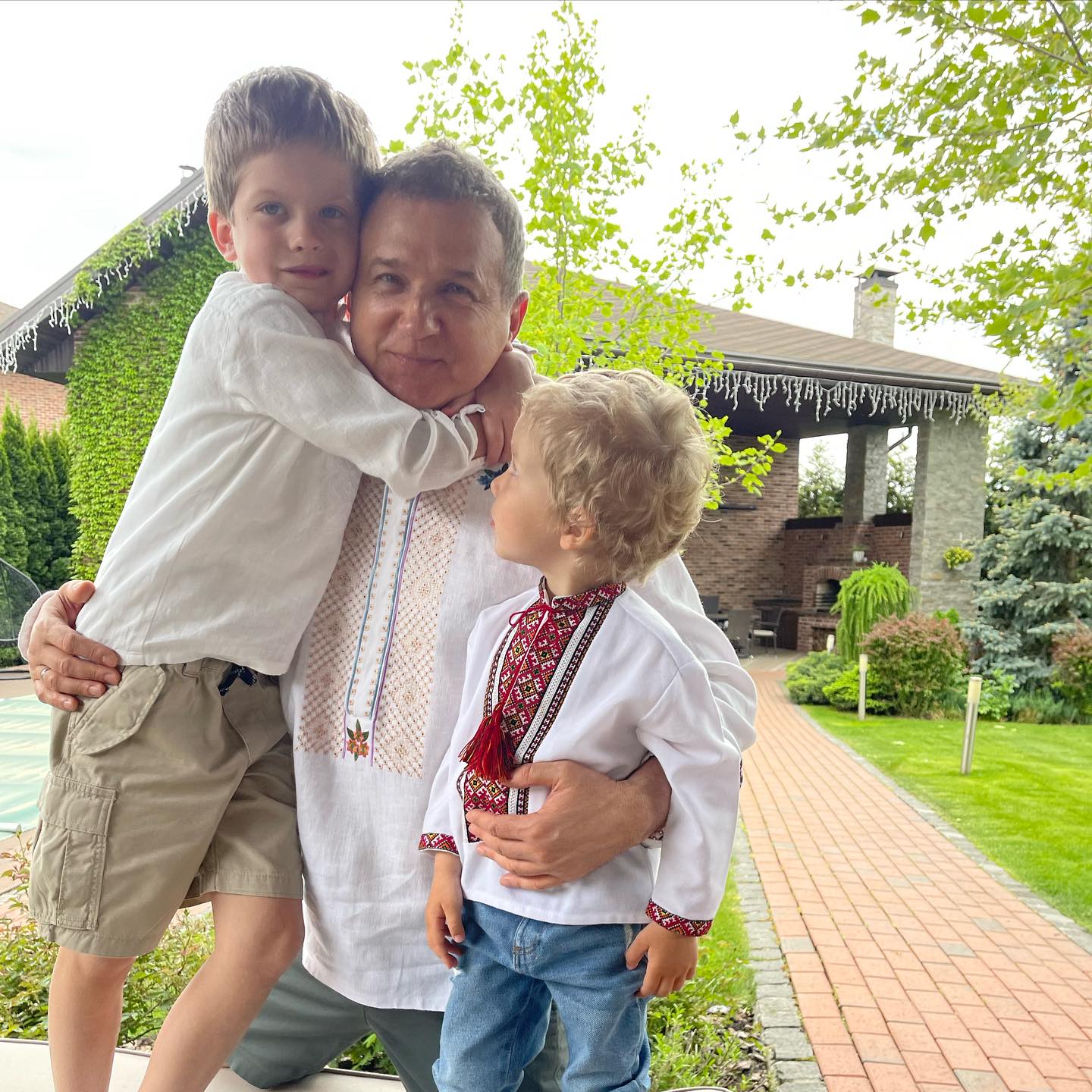 Вышиванки и не только. В каких нарядах украинские знаменитости встречают Пасху (фото)