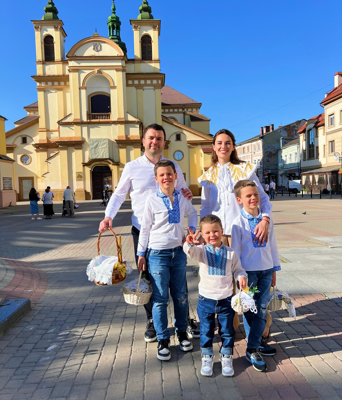 Вышиванки и не только. В каких нарядах украинские знаменитости встречают Пасху (фото)