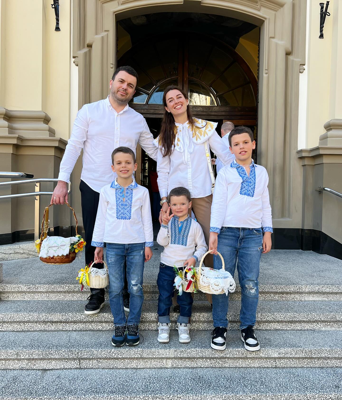 "Миру та небесної підтримки нам всім". Зірки привітали українців з Великоднем (фото)