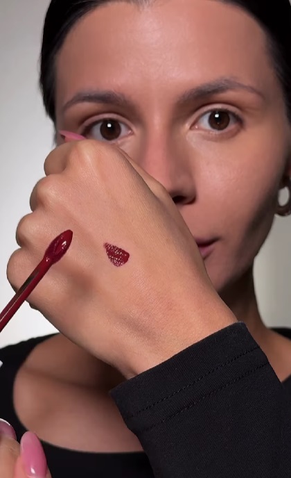 Як зробити трендовий макіяж у кольорі бургунді: блогерка розкрила секрети (відео)