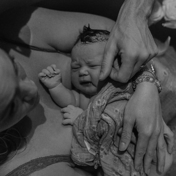 Хиллари Дафф показала, как рожала четвертого ребенка в бассейне