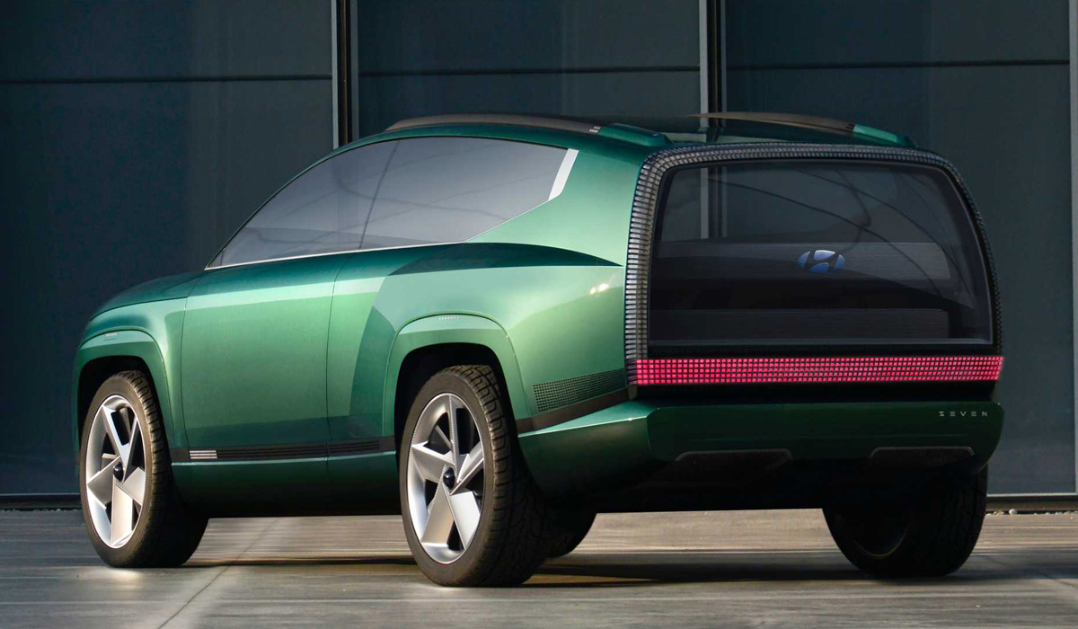 Без руля и с диваном в салоне: Hyundai показала свой флагманский кроссовер на электротяге