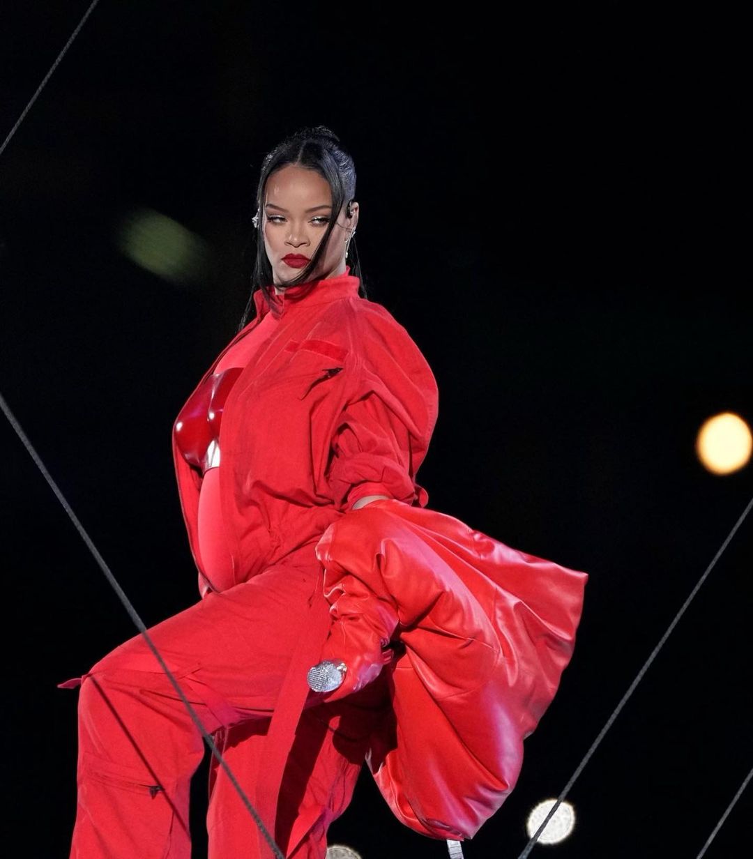 Рианна на Супербоуле 2023 сообщила о беременности: яркое видео