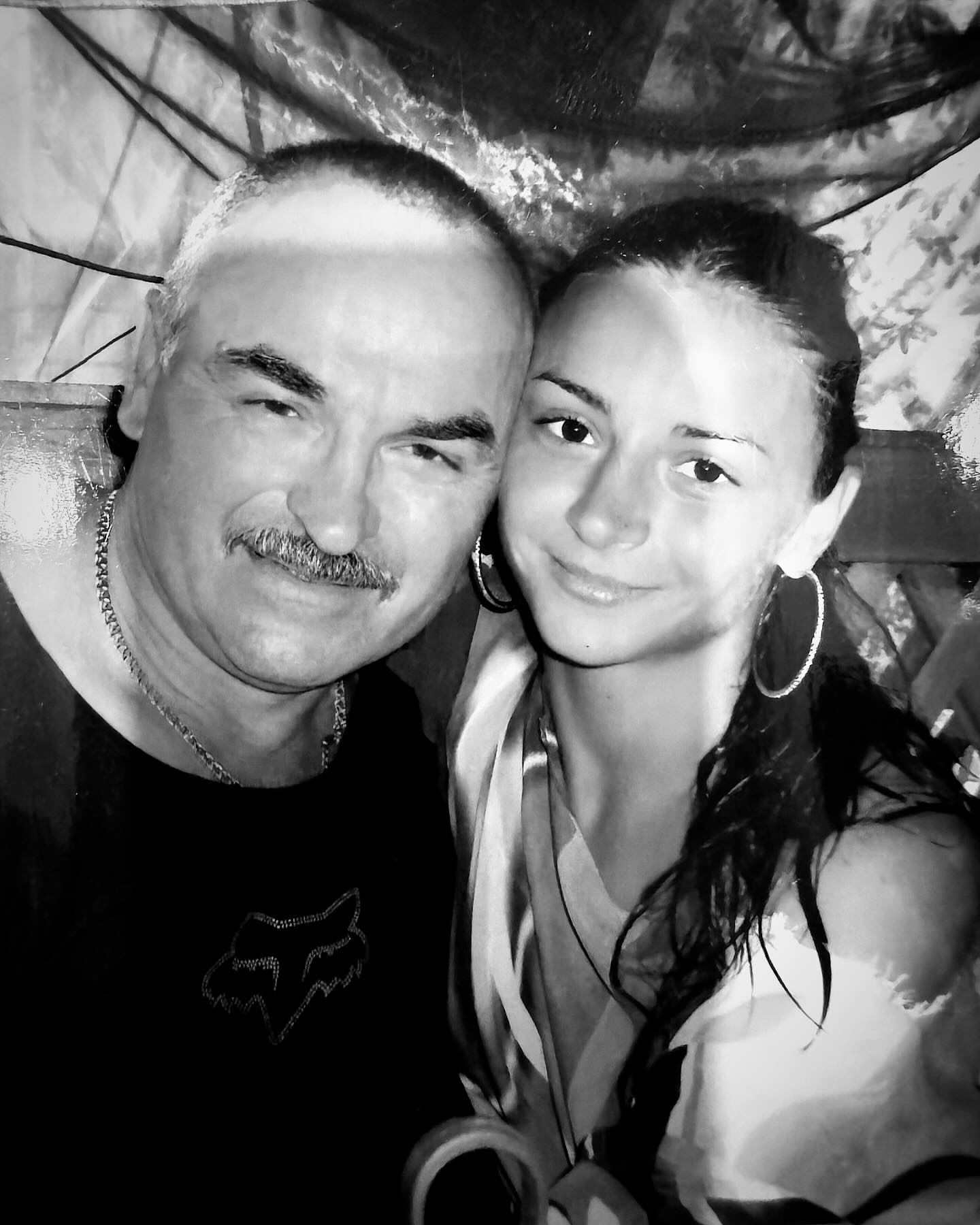 "Люблю, памʼятаю, сумую". Ілона Гвоздьова зворушила архівним фото з покійним батьком