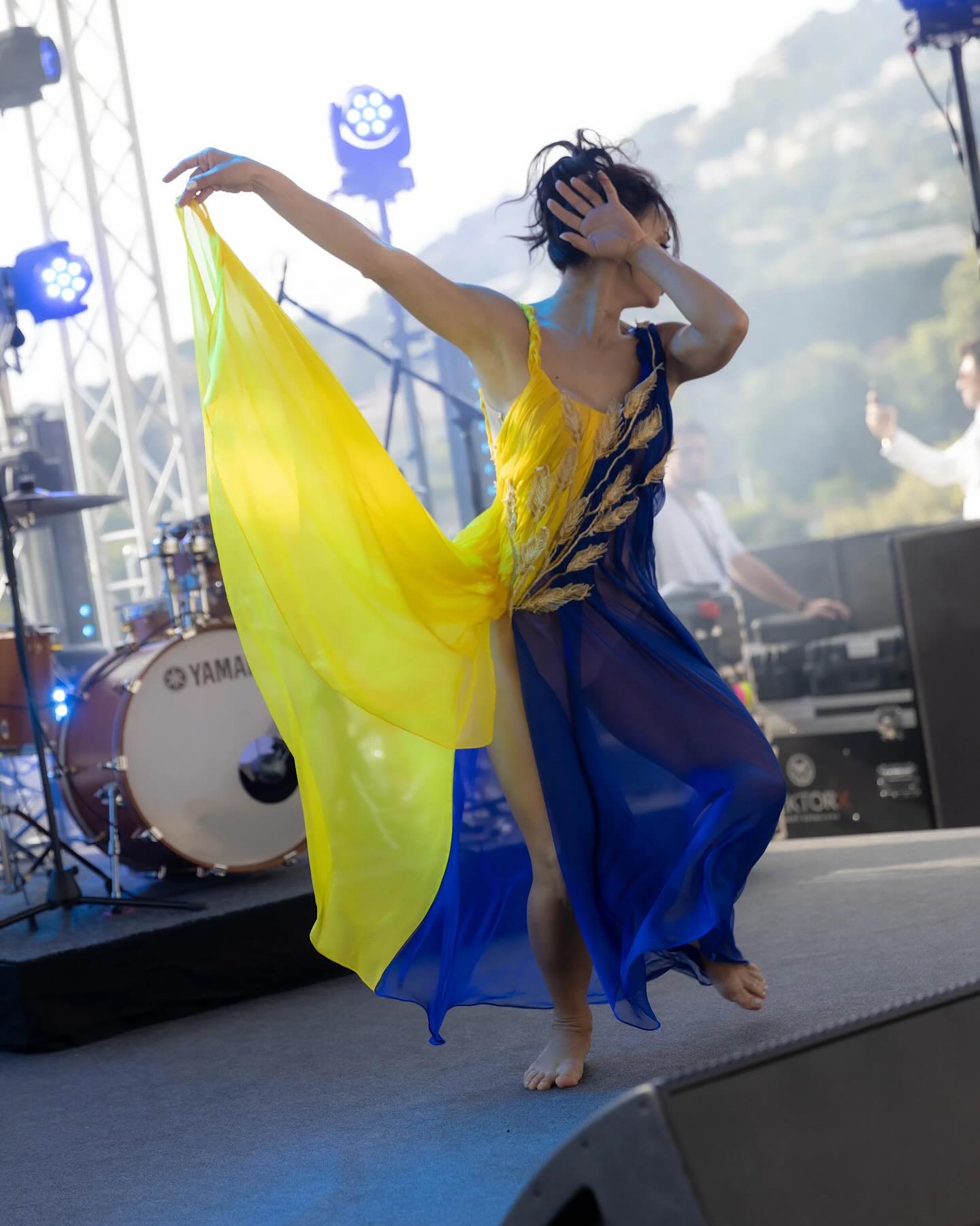 Ілона Гвоздьова показала на собі сукню, яка відображає українську силу та незламність