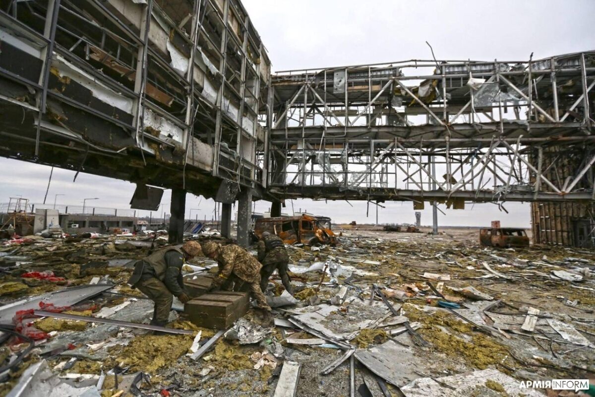 "Двері БМП відчинилися, звідти текла кров моїх побратимів": кіборг пригадав, якою була оборона ДАПу