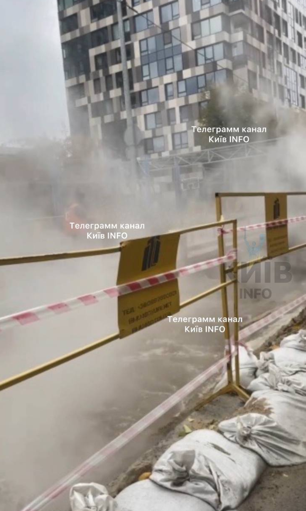 В Киеве произошел масштабный прорыв трубы с горячей водой: что известно