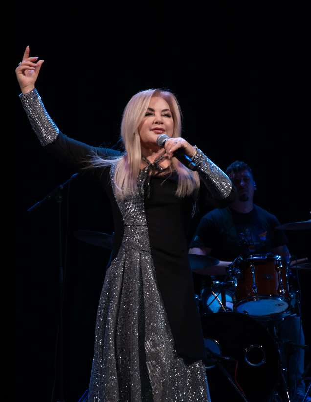 Оксана Білозір ефектно відсвяткувала 45-річчя своєї кар'єри. Як зараз виглядає співачка (фото)