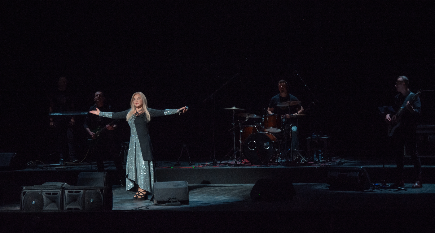 Оксана Білозір ефектно відсвяткувала 45-річчя своєї кар'єри. Як зараз виглядає співачка (фото)