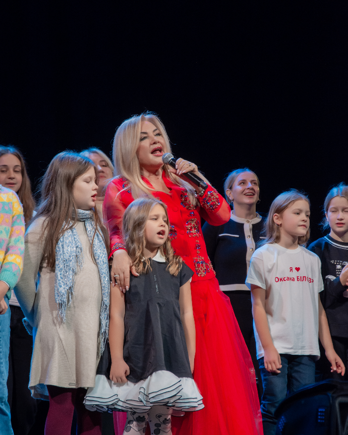 Оксана Білозір ефектно відсвяткувала 45-річчя своєї кар'єри. Як зараз виглядає співачка (фото)