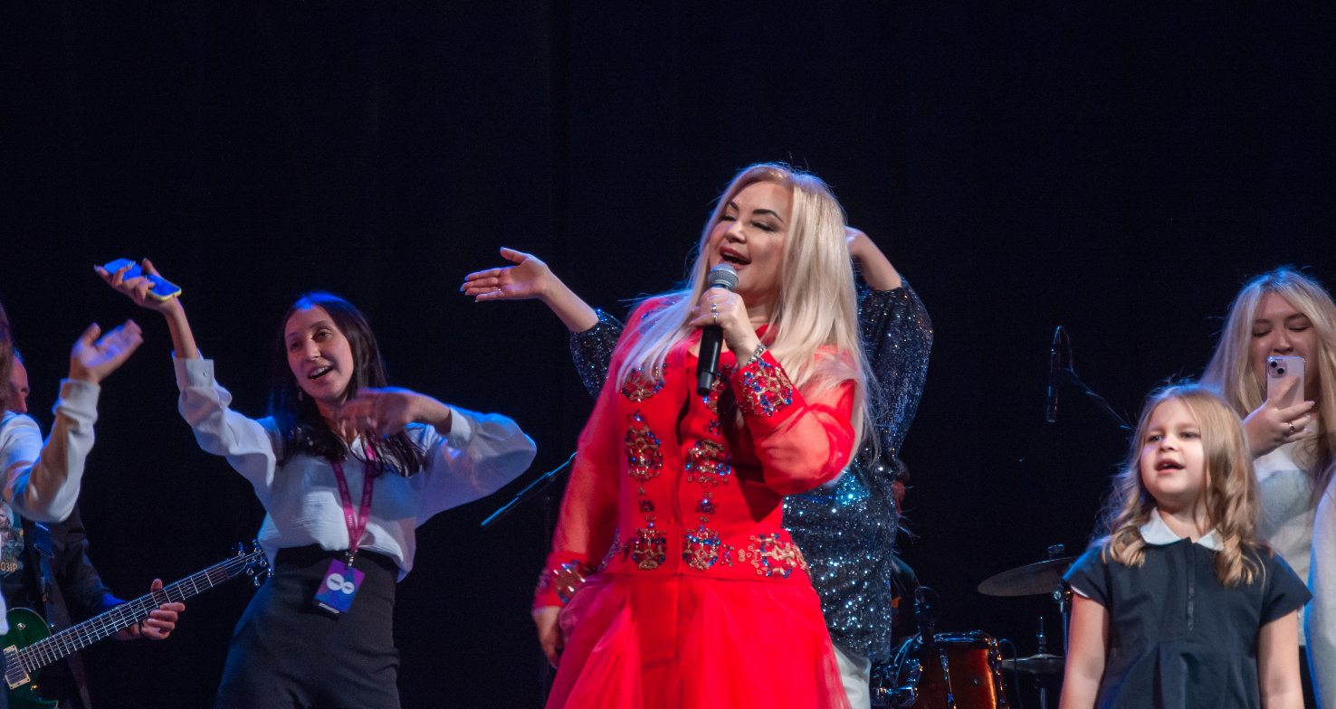 Оксана Білозір ефектно відсвяткувала 45-річчя своєї кар'єри. Як зараз виглядає співачка (фото)